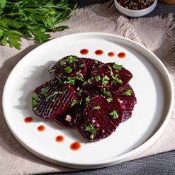 Салат из свеклы По-грузински с соусом ткемали вес