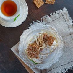 Рулет меренговый с грильяжными лепестками вес