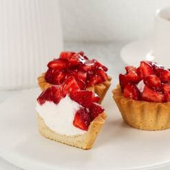 Корзиночка Летняя со свежей клубникой мини 80г