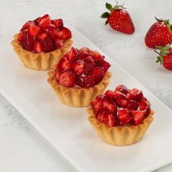 Корзиночка Летняя со свежей клубникой мини 80г