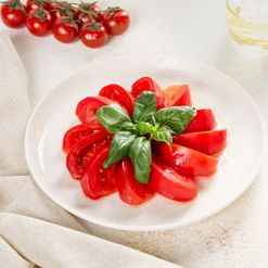 Спелые томаты с базиликом и оливковым маслом вес