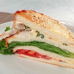 Сэндвич кармашек с цыпленком и томатами 220г