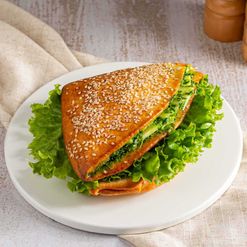 Сэндвич кармашек с вареной колбасой и маринованным огурчиком 260г
