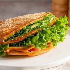 Сэндвич кармашек с вареной колбасой и маринованным огурчиком 260г