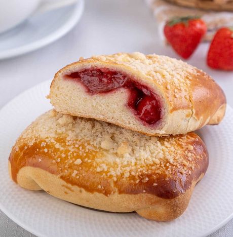 Пирожок с клубникой 100г