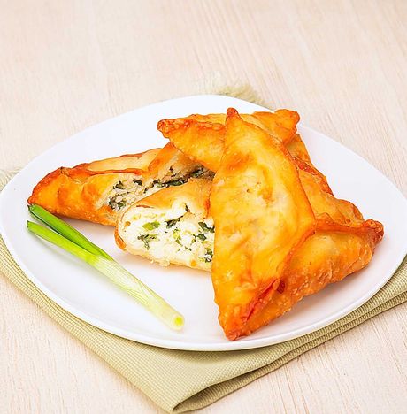 Чебуреки с сыром и зеленым луком жареные 80г