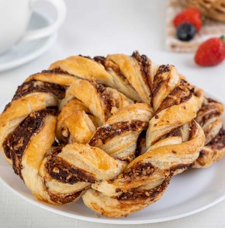 Слойка Брецель с ореховой начинкой 110г