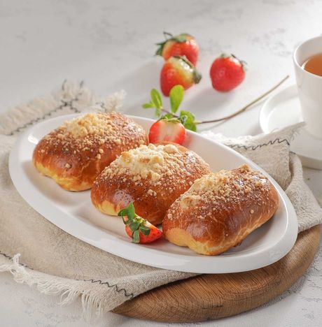Пирожок с клубникой 100г