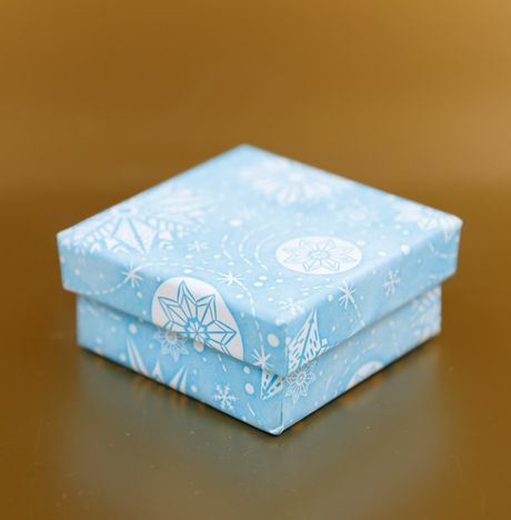 Коробка квадратная Снежинки 5,5х5,5х2,5см картон ПП-7266