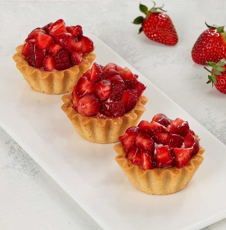 Корзиночка Летняя со свежей клубникой мини 80г