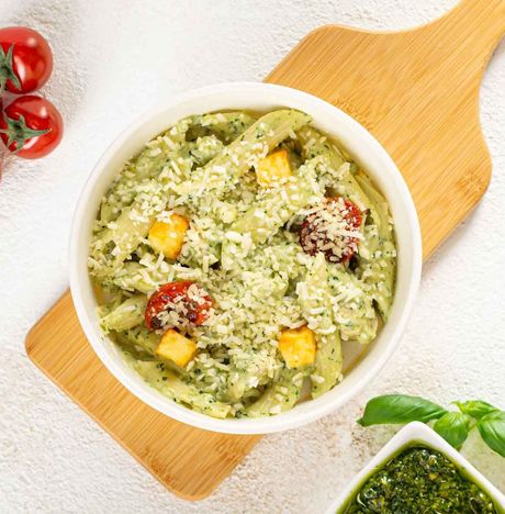 Паста с курицей и соусом песто 200г