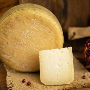 Сыр Наша Сыроварня Козий твердый Кабра 50% вес