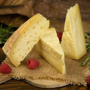 Сыр Наша Сыроварня Новинка Любительский 45% вес