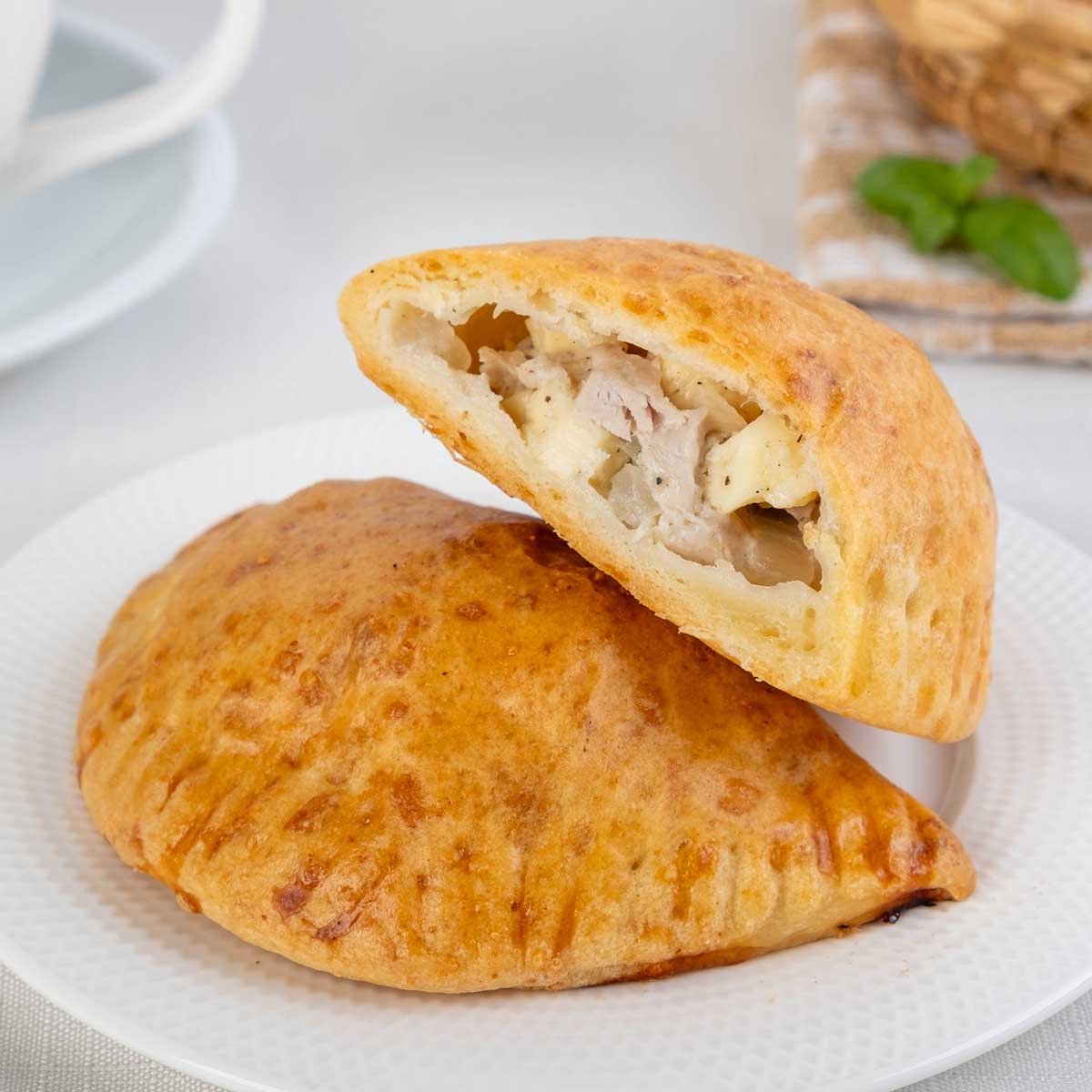 Пирожок с индейкой из сырного теста 80г Пирожок с индейкой из сырного теста 80г