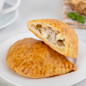 Пирожок с индейкой из сырного теста 80г