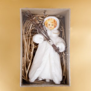 Игрушка ватная Душистыя радости Девочка с веточками малая к/к