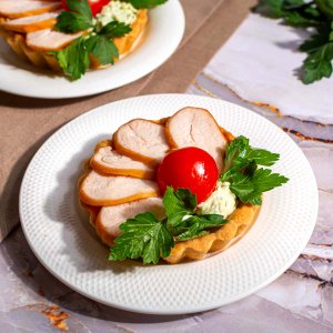 Корзиночка к Праздничному столу слив-твор с соусом песто и кур филе