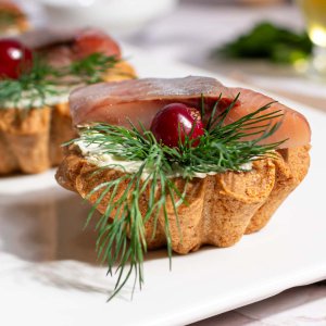 Корзиночка к Праздничному столу ржаная с сельдью вес