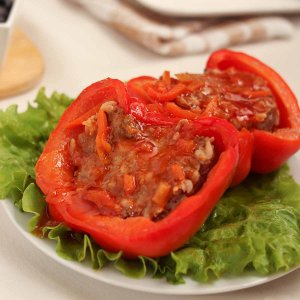 Перец фаршированный мясом говядины и рисом тушеный вес