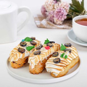 Эклер с черникой 90г 