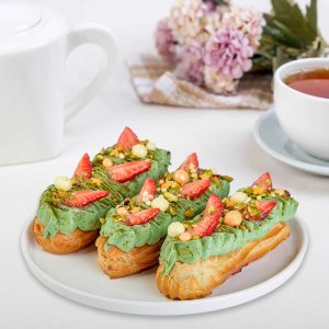 Эклер с клубникой 110г 