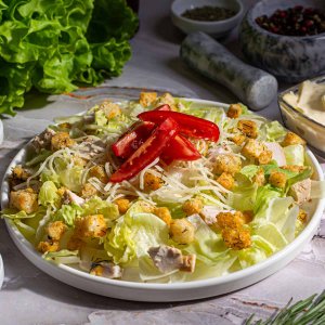 Салат Цезарь с курицей гриль вес