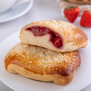 Пирожок с клубникой 100г