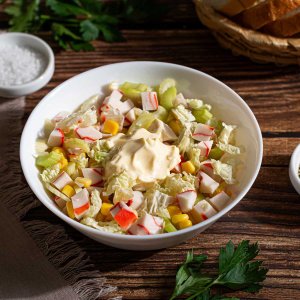 Салат из пекинской капусты с сельдереем и крабовым мясом вес