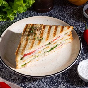 Сэндвич с курицей и помидором 175г