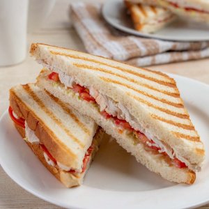 Сэндвич с курицей и помидором 175г