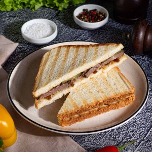 Сэндвич классический с ростбифом 165г