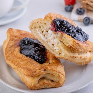 Слойка с черникой 140г