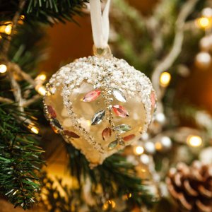 Украшен елочШишиКапля полупрозрач корич с листьями из камней 8см стек