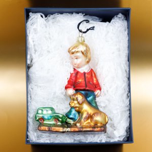 Фигурка Мальчик с игрушкой собакой и машинкой 16х16х8см стекло 2779К20