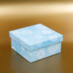 Коробка квадратная Снежинки 10х10х5см картон ПП-7266