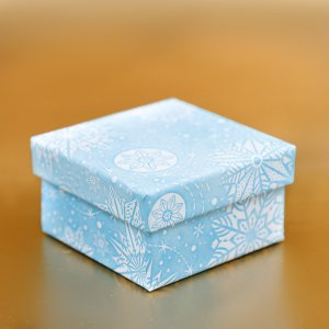 Коробка квадратная Снежинки 7х7х4см картон ПП-7266