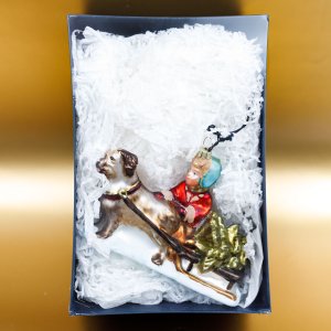 Фигурка Мальчик на санях с собакой 24х19х9 стекло 2604К01