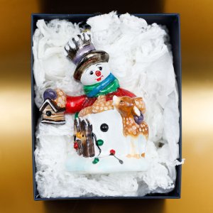 Фигурка Снеговик со скворечником и оленем 12х9х2 стекло 3040S00