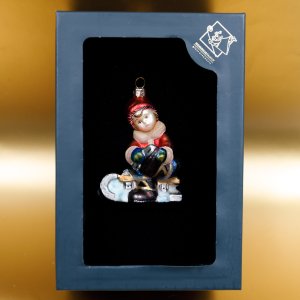 Фигурка Мальчик надевающий коньки 13х1х16 стекло 3544К19