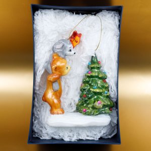 Фигурка Мишка и заяц наряжает елку 9х6х15 стекло 3618S02