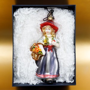 Фигурка Девушка в шляпе с корзиной яблок 16х16х8 стекло 4832К00