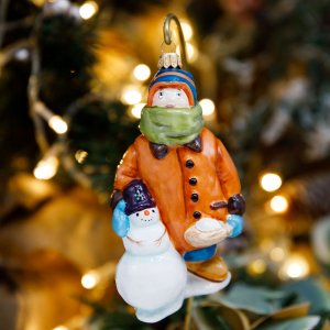 Фигурка Мальчик и снеговик стекло 12*9*2см А015