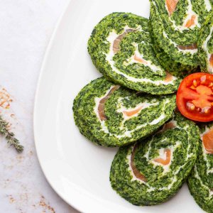 Рулет закусочный со шпинатом и красной рыбой вес
