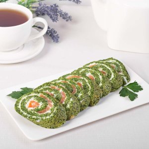 Рулет закусочный со шпинатом и красной рыбой вес