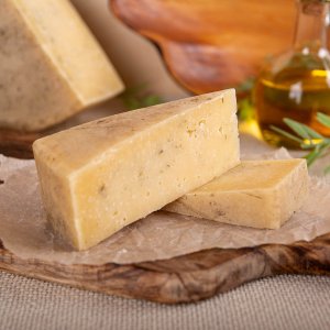 Сыр Наша Сыроварня Новинка Любительский с кинзой 45% вес