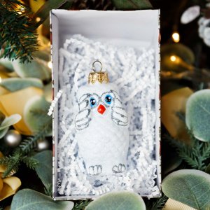 Украшение елоч Эвис Совенок-ничего не вижу белая стекло 8см