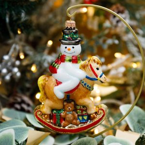 Фигурка Комозья Фэмили Снеговик на лошадке-качалке 9х6х15см стекло