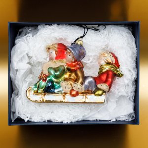 Фигурка Комозья Фэмили Дети на санях 9х6х15см стекло 3183К01