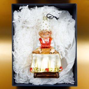 Фигурка Комозья Фэмили Девочка готовящая печенье 9х6х15см стекло