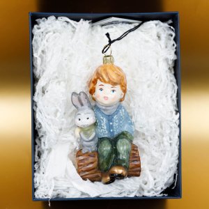 Фигурка Комозья Фэмили Мальчик с зайцем 9х6х15см стекло 4818К00